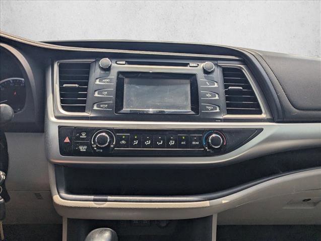 Used 2017 Toyota Highlander LE FWD image 11