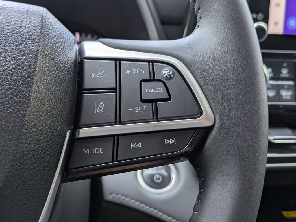 Used 2024 Toyota Highlander XLE FWD image 28