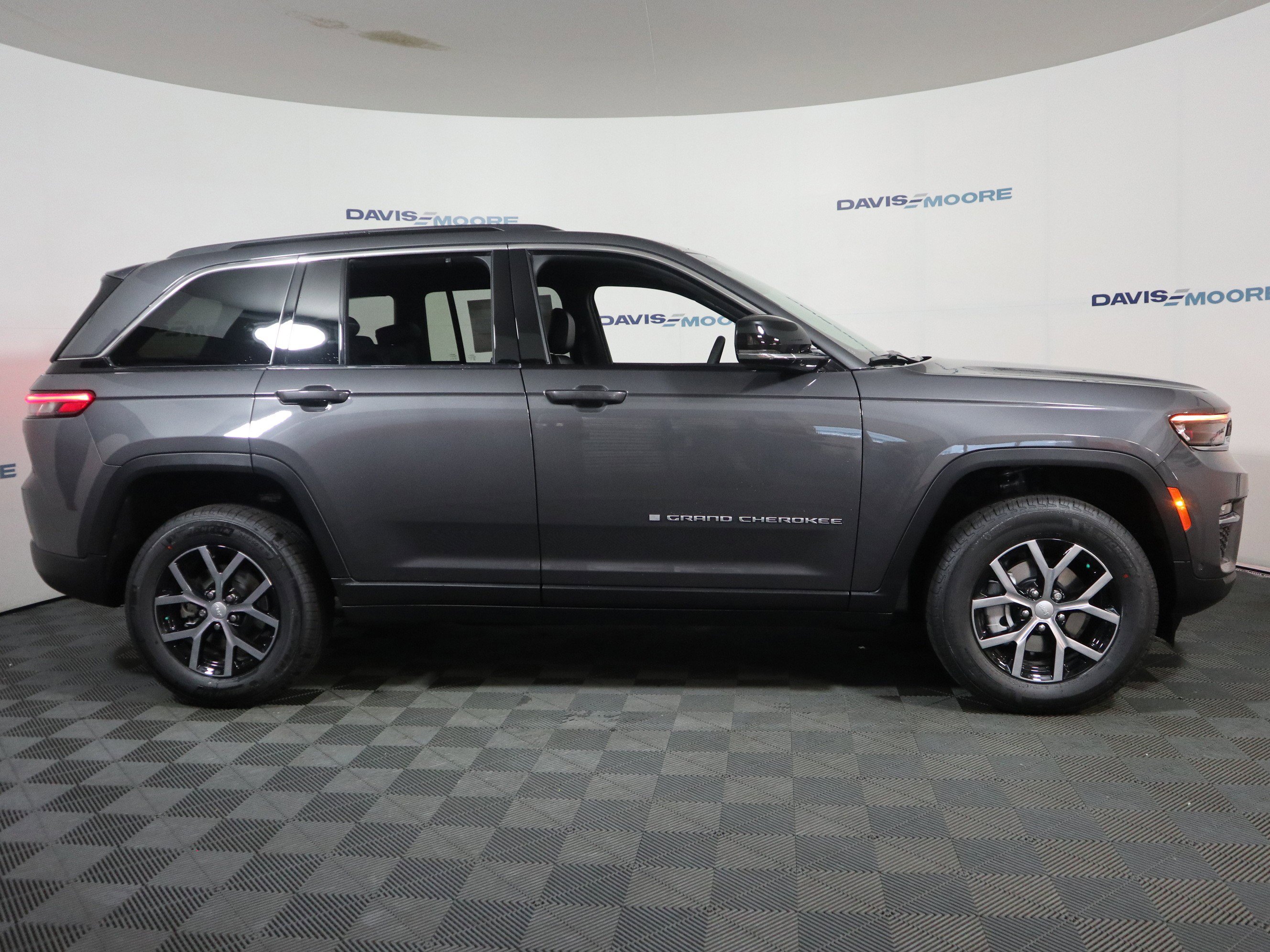 New 2025 Jeep Grand Cherokee Limited w/ Luxury Tech Group II image 4