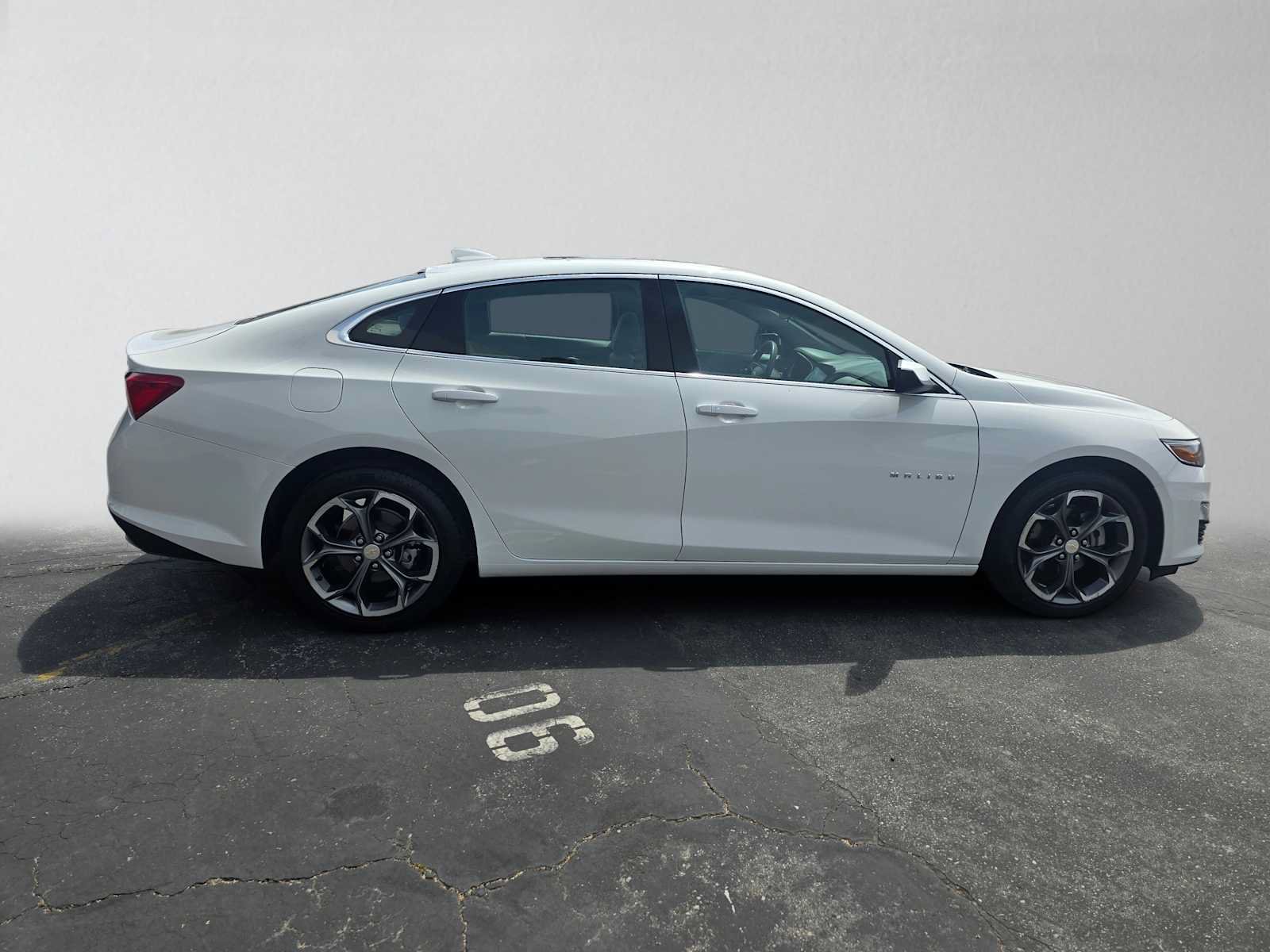 Used 2024 Chevrolet Malibu LT FWD image 2