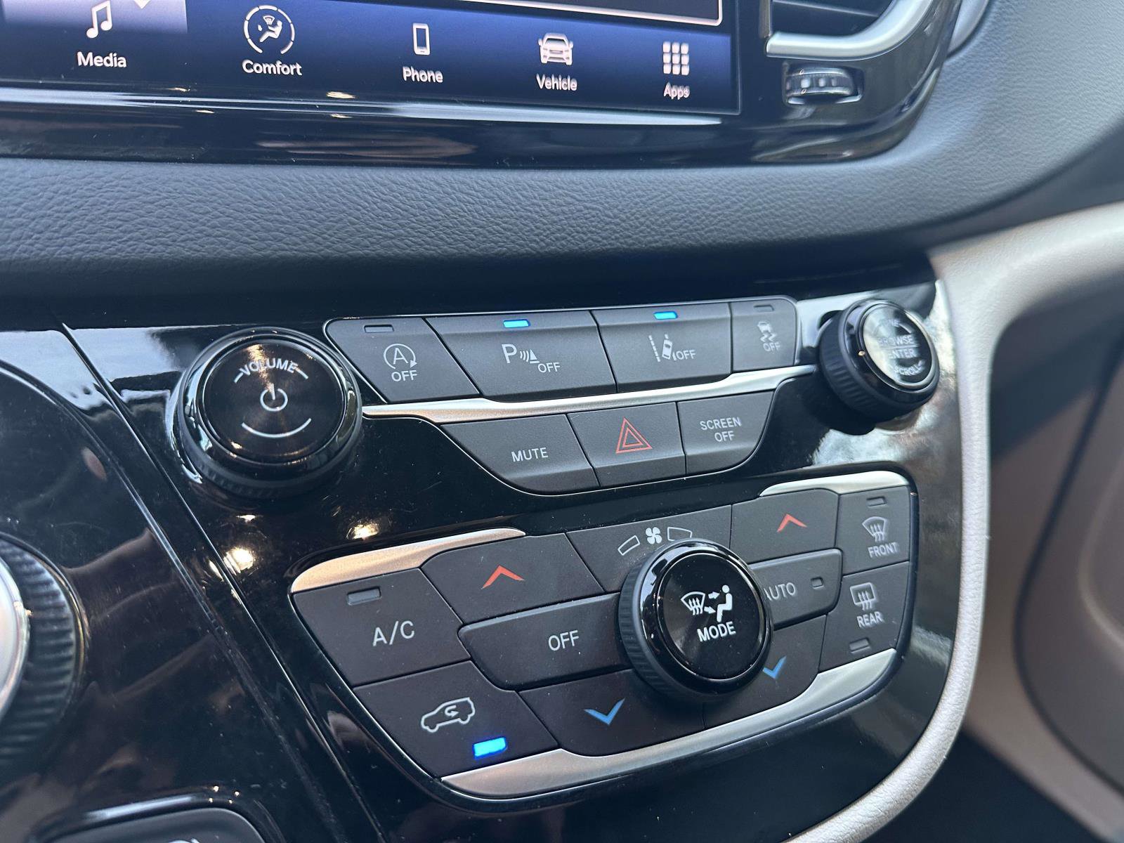 Used 2024 Chrysler Pacifica Touring-L image 23