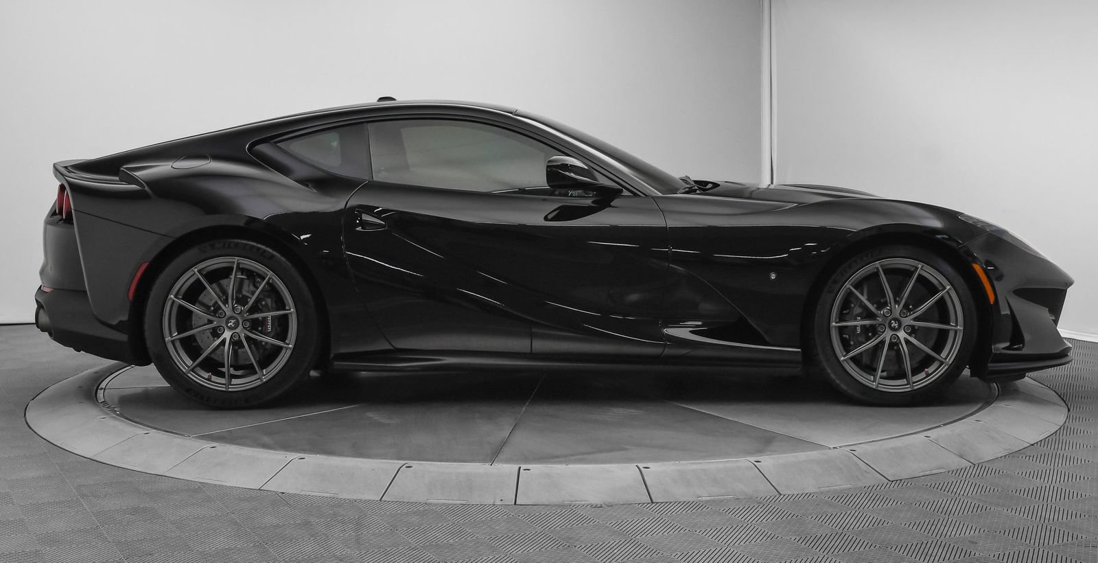 Used 2018 Ferrari 812 Superfast RWD image 8