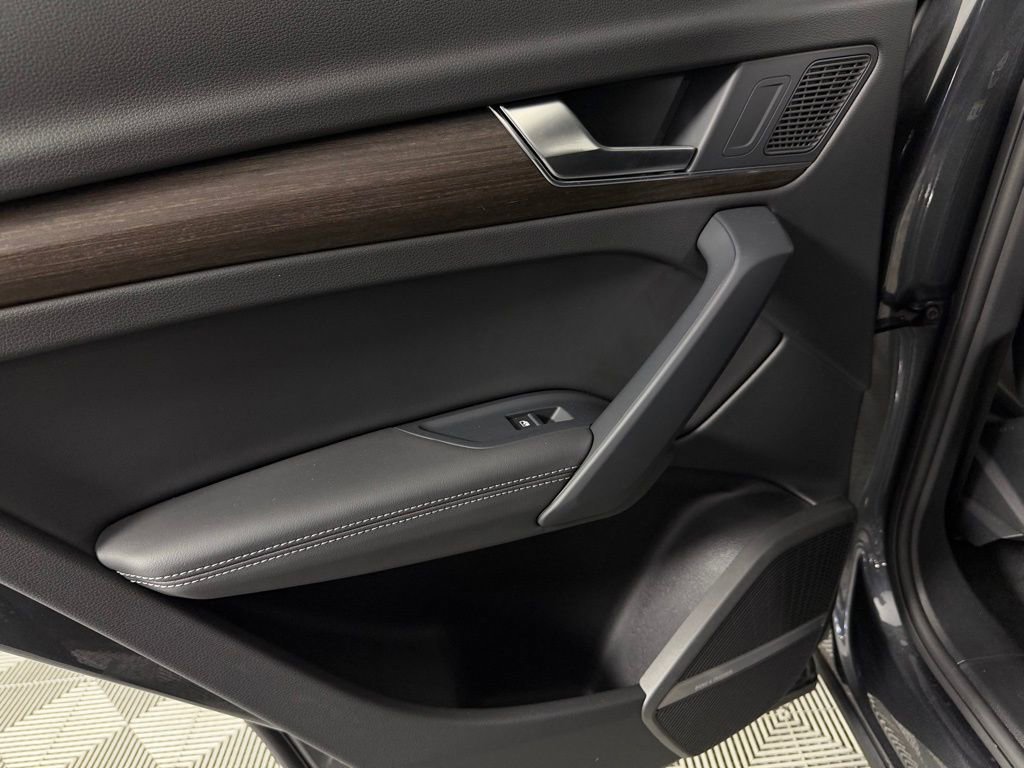 Used 2024 Audi Q5 e Premium Plus w/ Premium Plus Package image 31