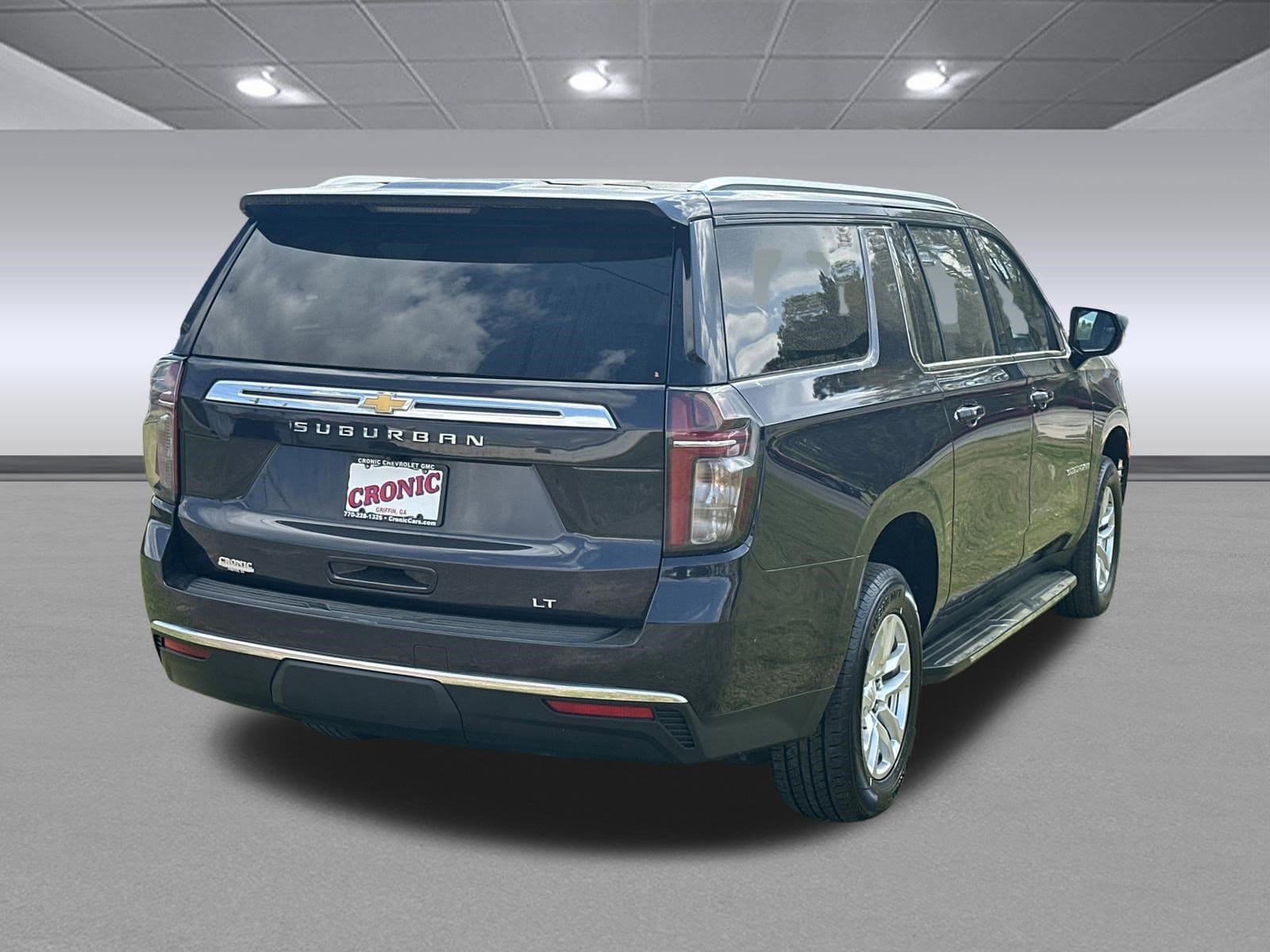Used 2024 Chevrolet Suburban LT image 3
