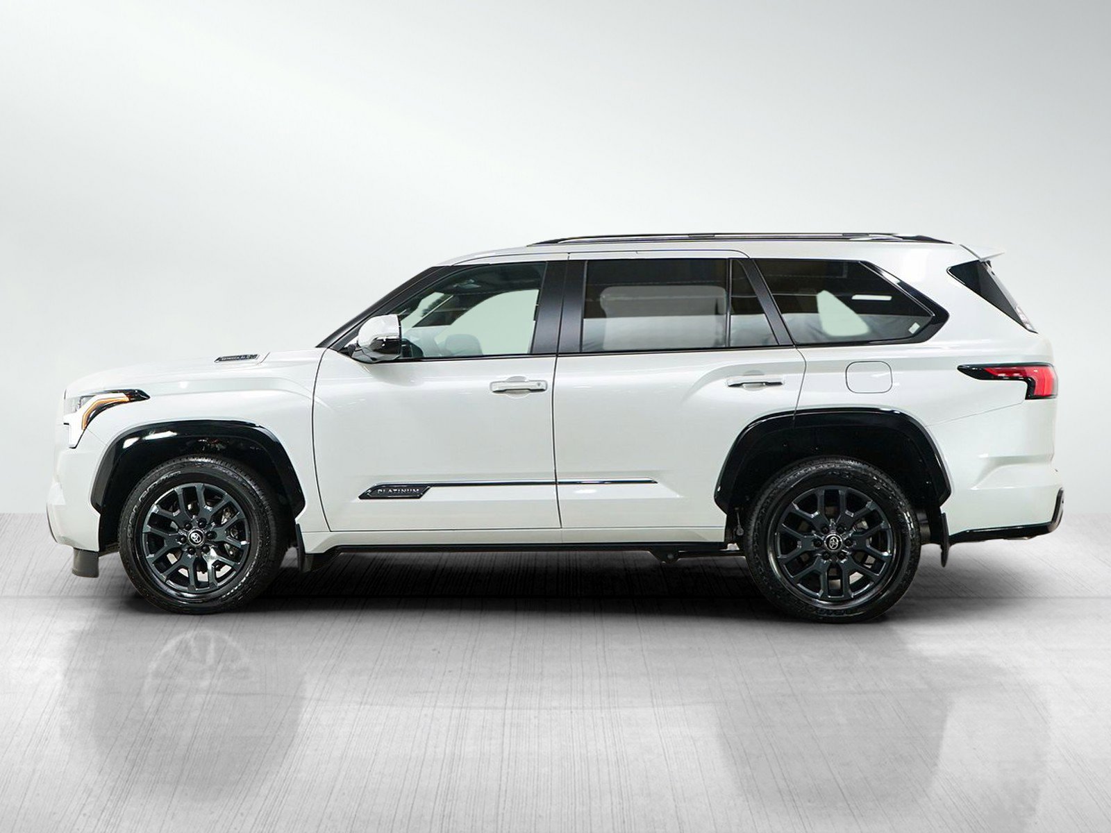 Used 2025 Toyota Sequoia Platinum AWD/4WD image 2