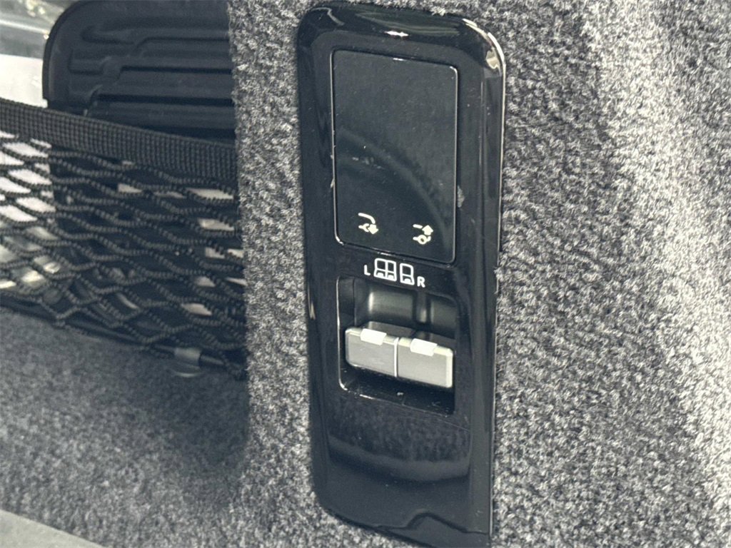 Used 2023 Land Rover Range Rover Sport SE image 7