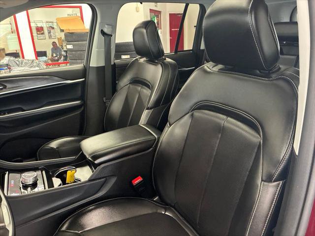 Certified 2023 Jeep Grand Cherokee 30th Anniversary AWD/4WD image 17