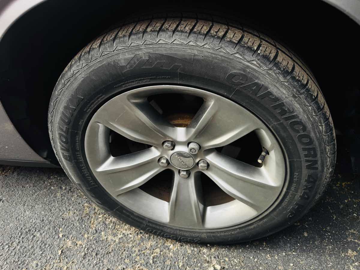 Used 2015 Dodge Challenger SXT RWD image 10