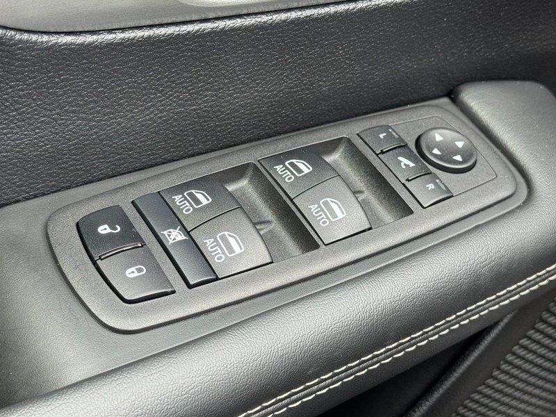 Used 2024 Chrysler Pacifica Premium FWD image 26