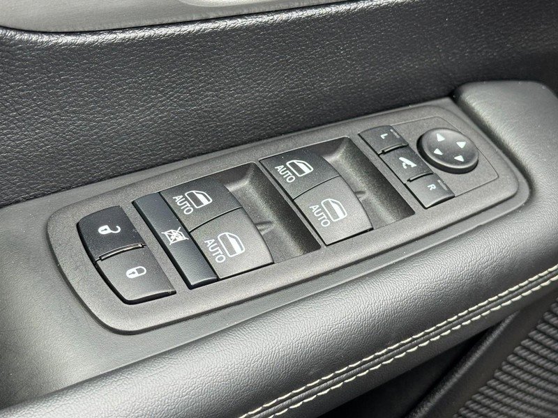 Used 2024 Chrysler Pacifica Premium FWD image 26