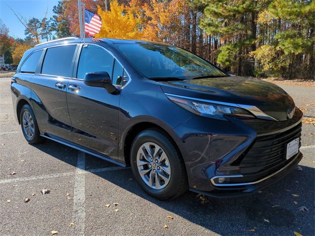 Used 2024 Toyota Sienna XLE image 2