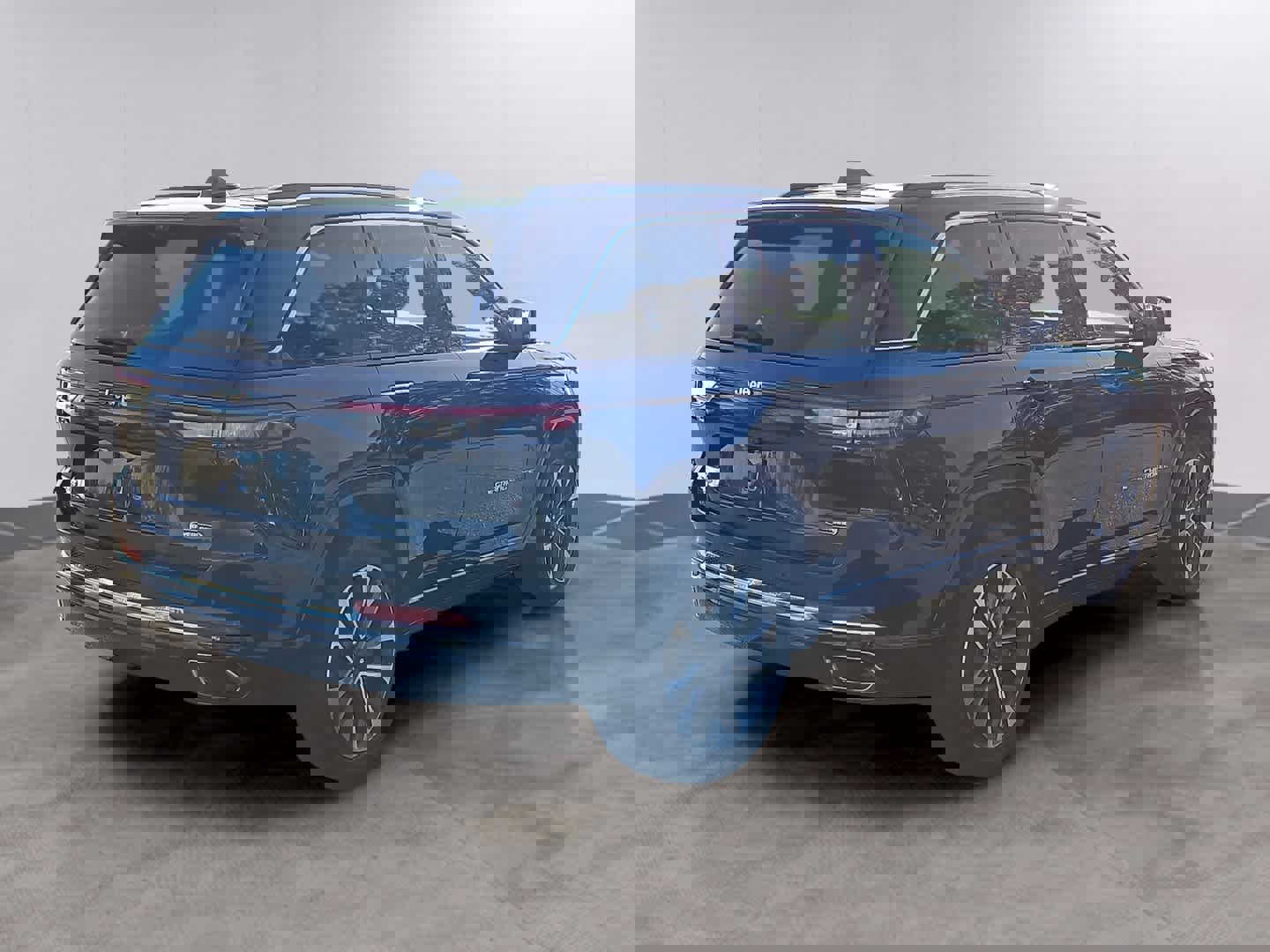 Used 2022 Jeep Grand Cherokee Overland w/ Luxury Tech Group IV image 4