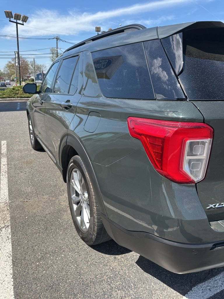 Used 2022 Ford Explorer XLT w/ Equipment Group 202A image 4
