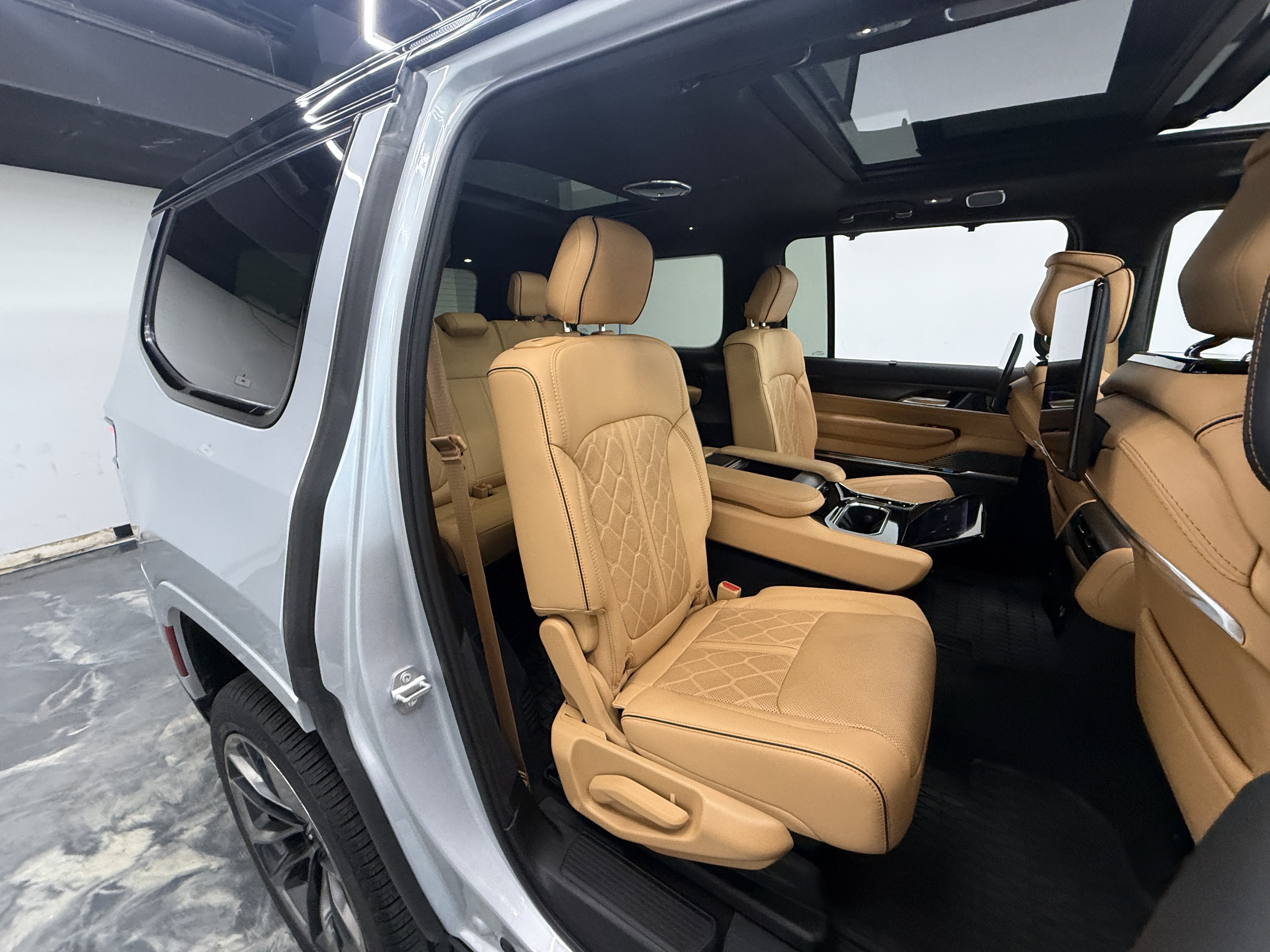 Used 2024 Jeep Grand Wagoneer Series III w/ Rear-Seat Entertainment Group AWD/4WD image 33