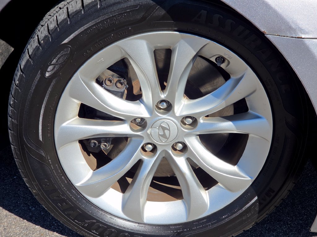 Used 2013 Hyundai Genesis 3.8 RWD image 16