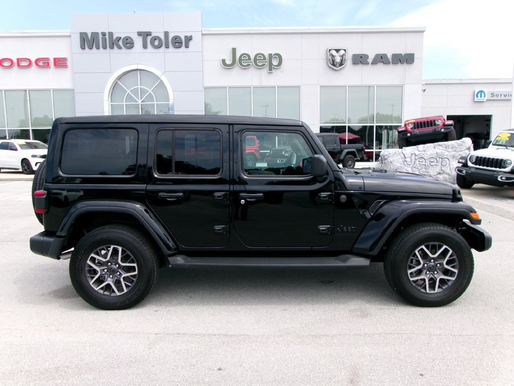 Used 2025 Jeep Wrangler Unlimited Sahara AWD/4WD image 4