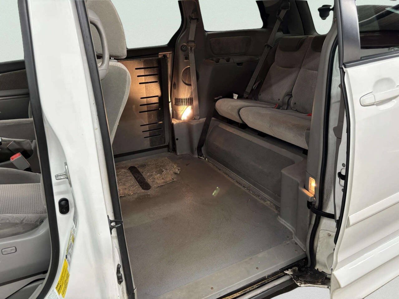 Used 2010 Toyota Sienna LE FWD image 15