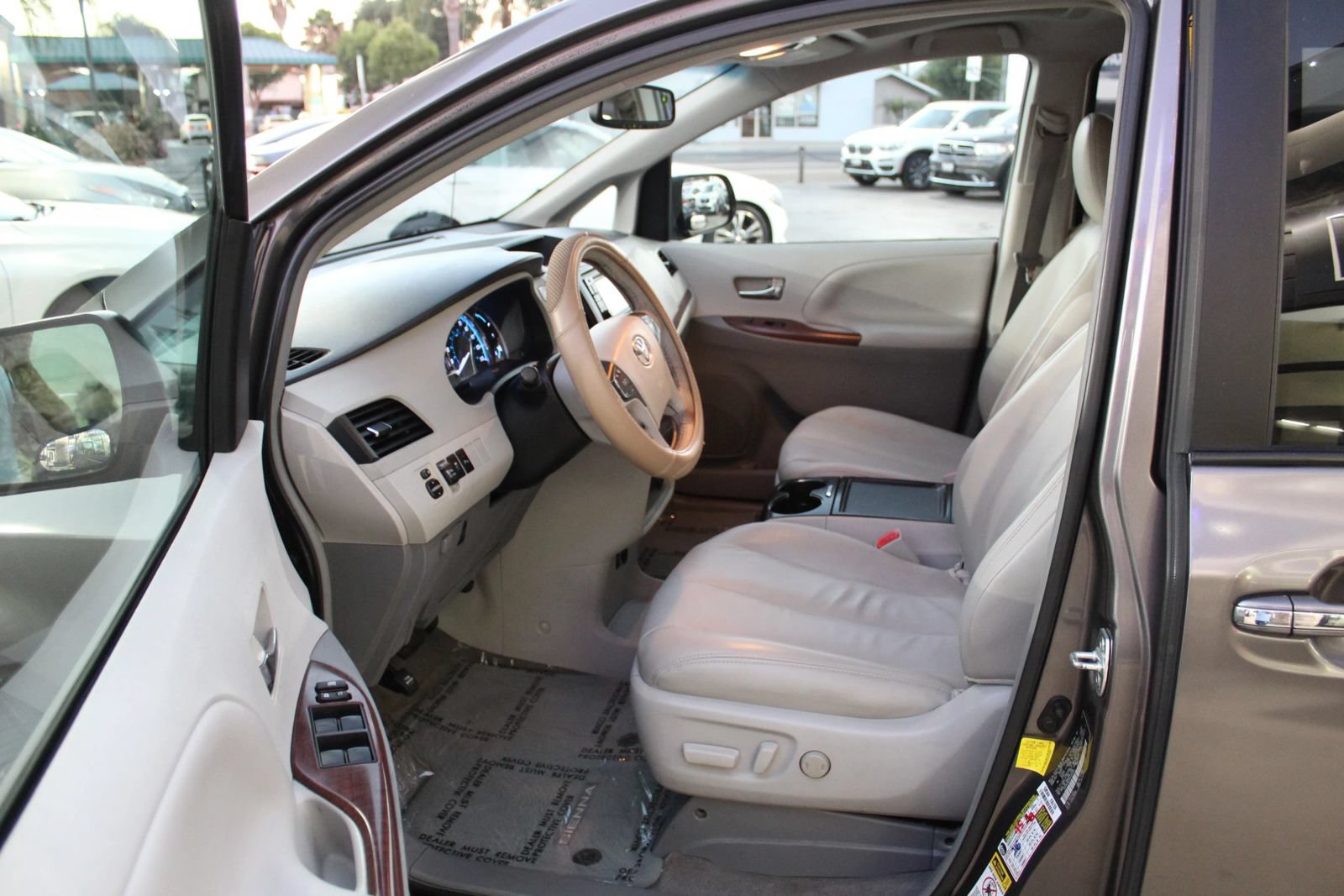 Used 2013 Toyota Sienna XLE FWD image 9