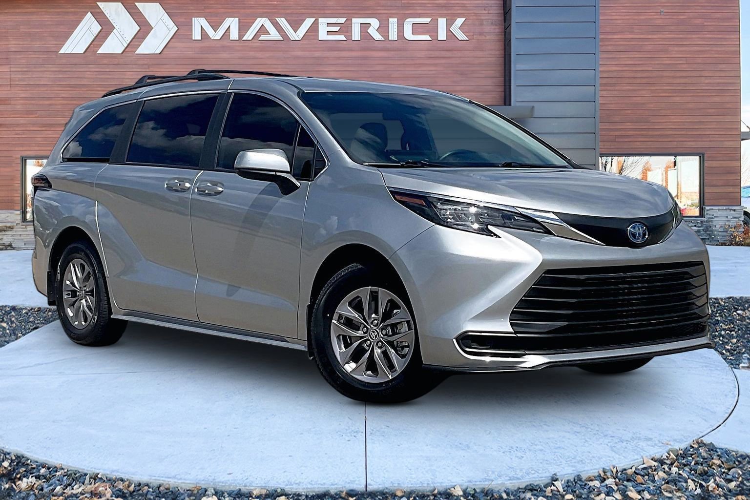 Used 2025 Toyota Sienna LE FWD image 1