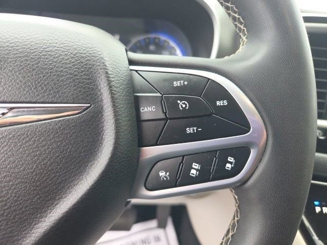 Used 2023 Chrysler Pacifica Touring-L FWD image 19