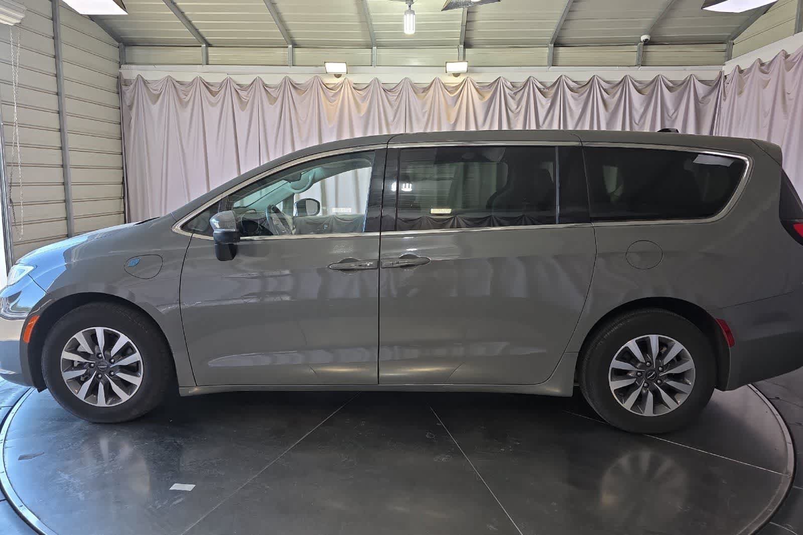 Used 2023 Chrysler Pacifica Touring-L FWD image 6