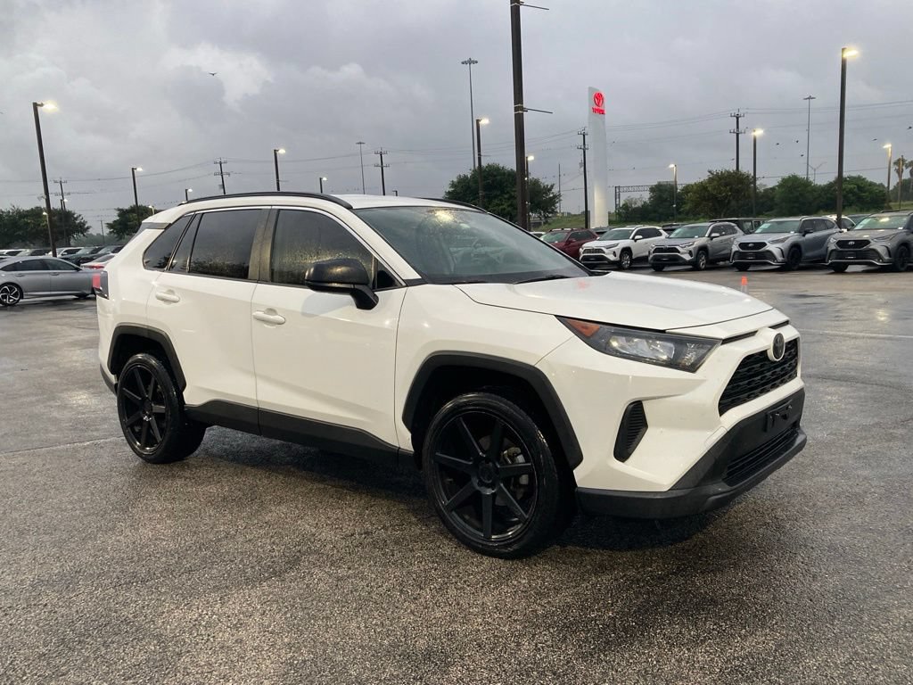 Used 2019 Toyota RAV4 LE FWD image 3