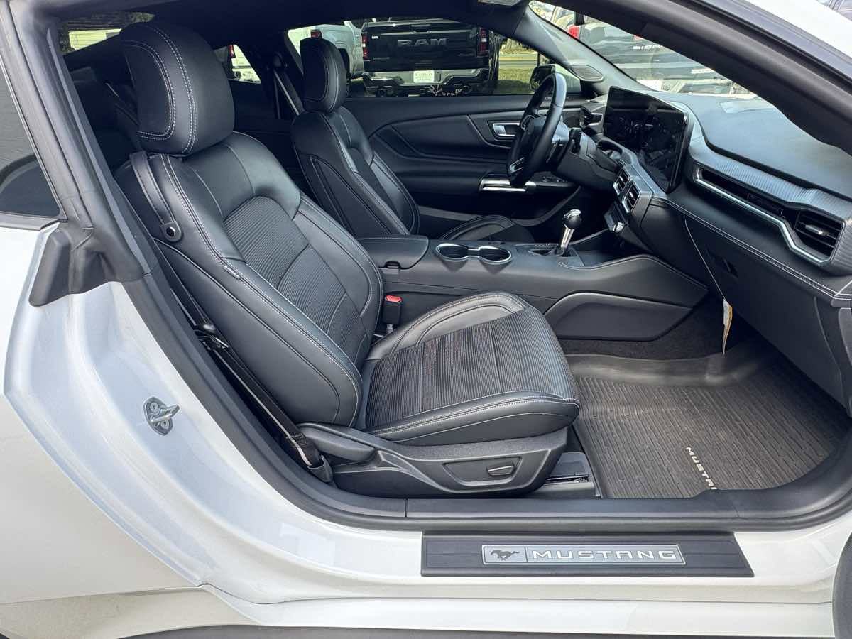 Used 2025 Ford Mustang GT Premium image 9