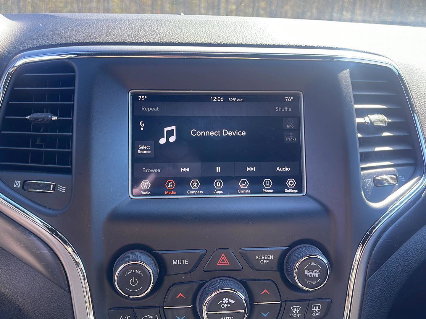 Used 2018 Jeep Grand Cherokee Laredo image 17