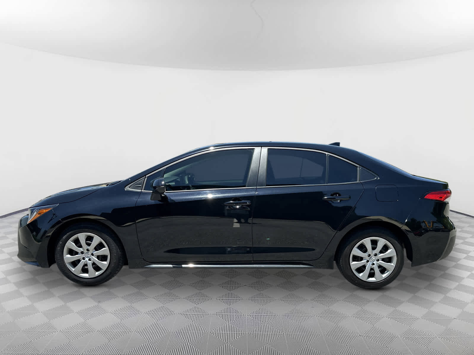Used 2025 Toyota Corolla LE FWD image 3