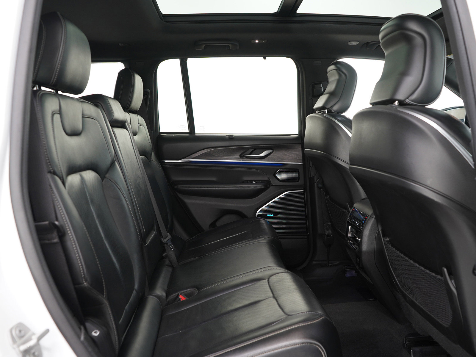 Used 2022 Jeep Grand Cherokee Overland w/ Luxury Tech Group IV image 15