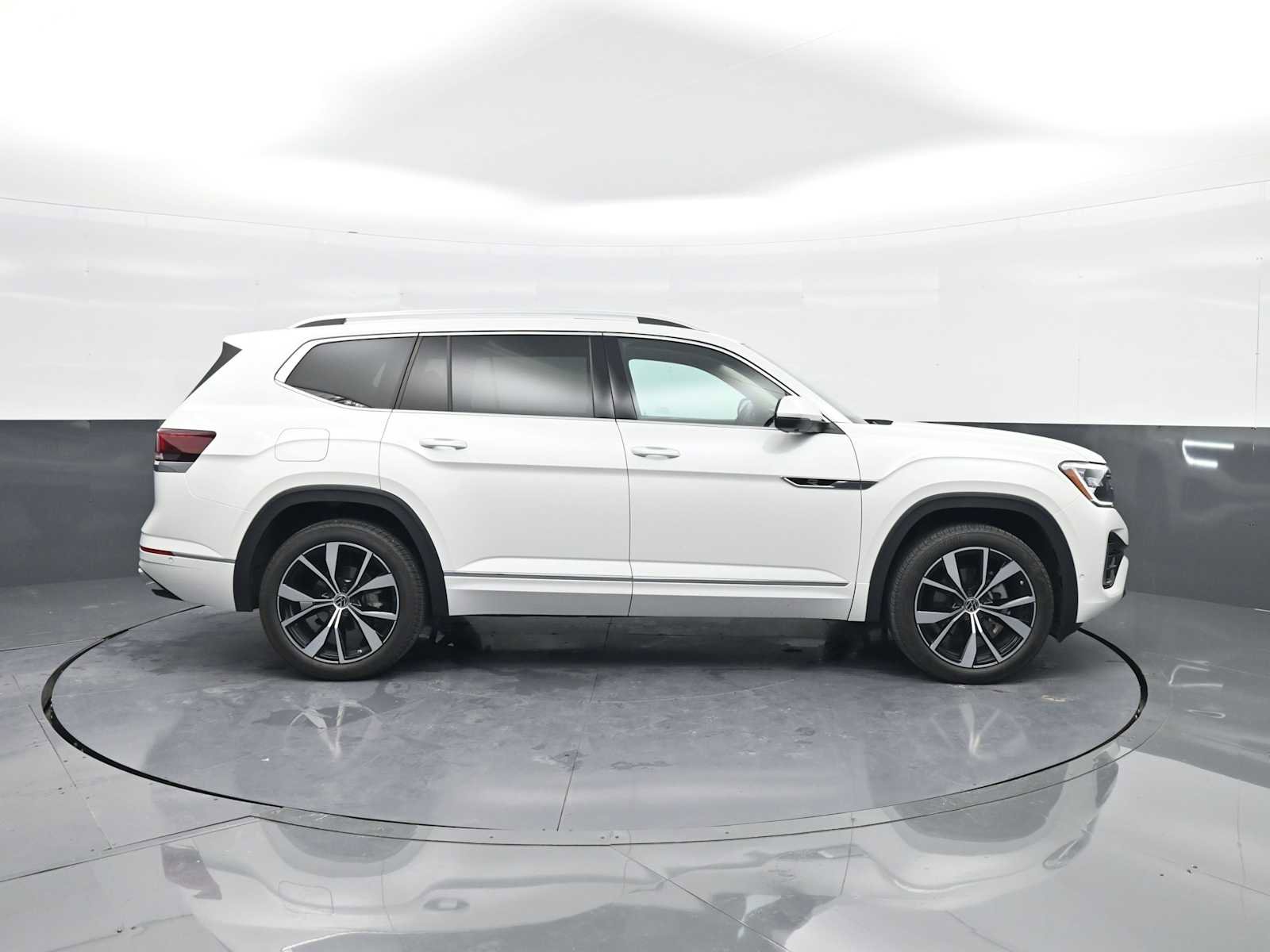 Used 2025 Volkswagen Atlas SEL Premium R-Line image 9