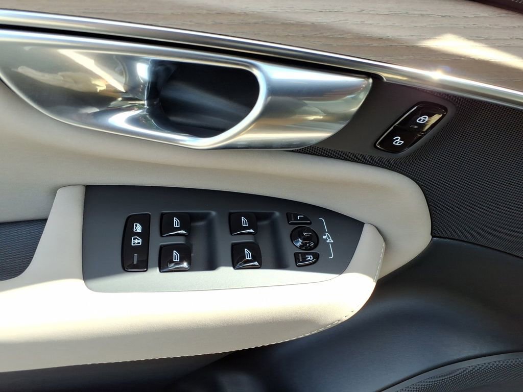 New 2026 Volvo XC90 B6 Plus w/ Protection Package Premier image 11