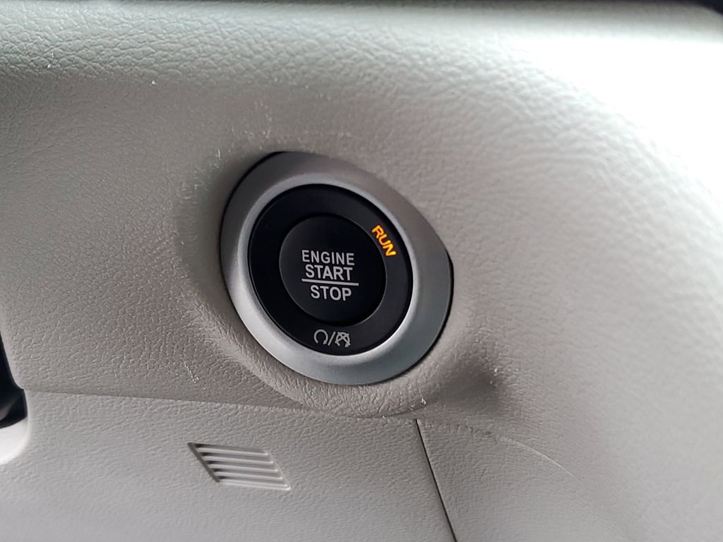 Used 2022 Chrysler Voyager LX image 18