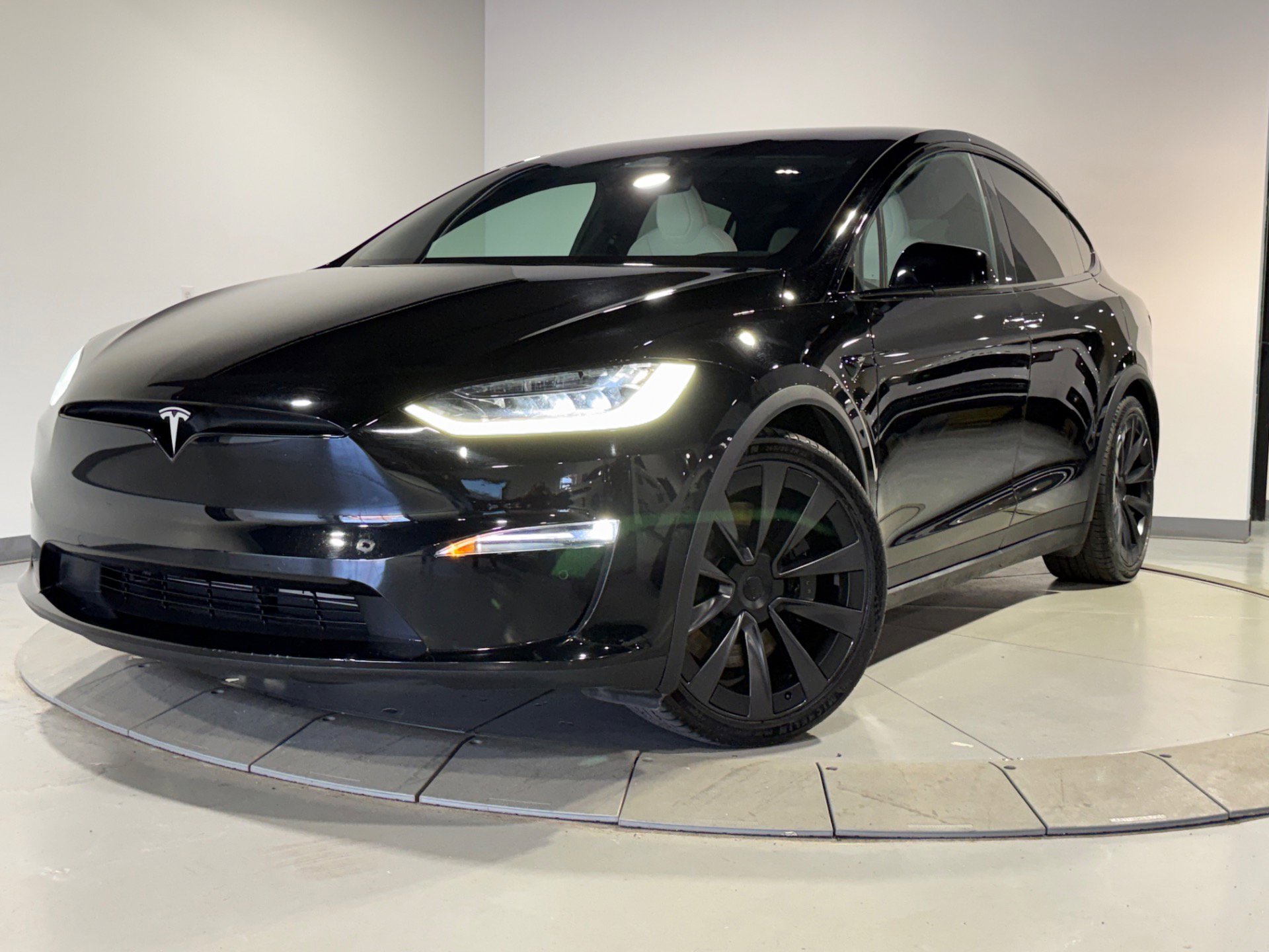 Used 2022 Tesla Model X Plaid image 1