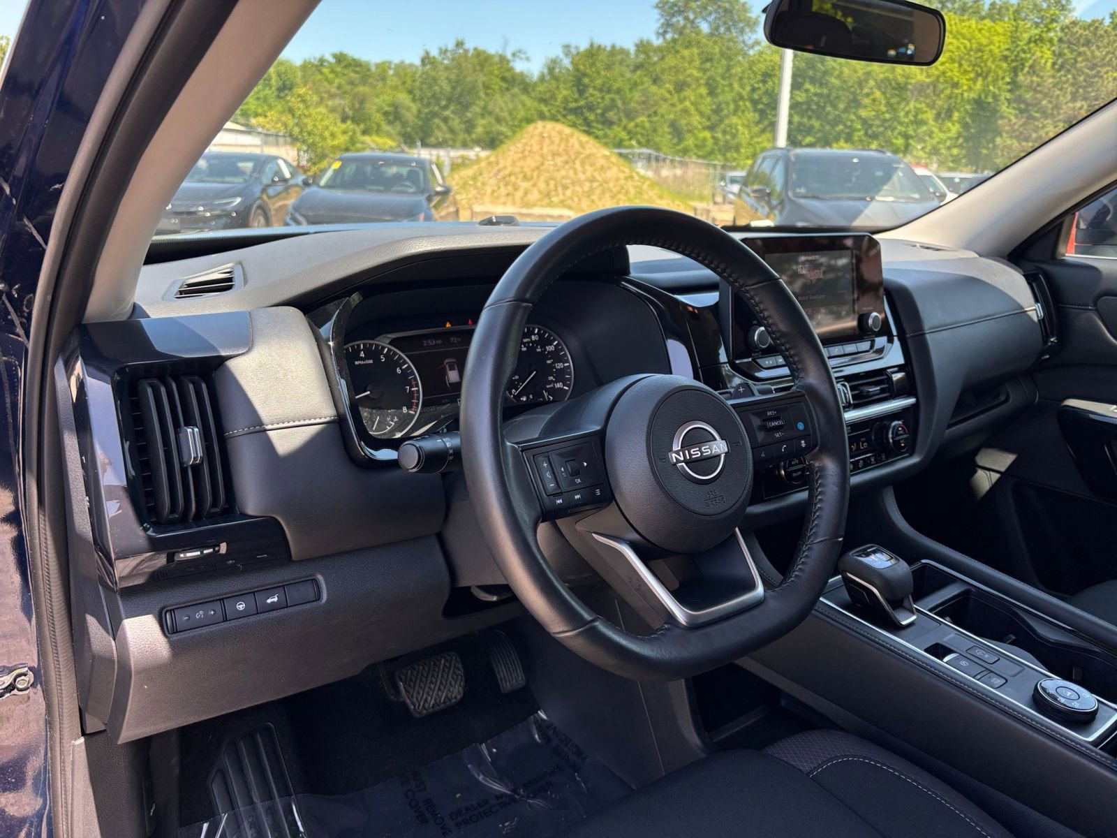 Used 2025 Nissan Pathfinder SV AWD/4WD image 37