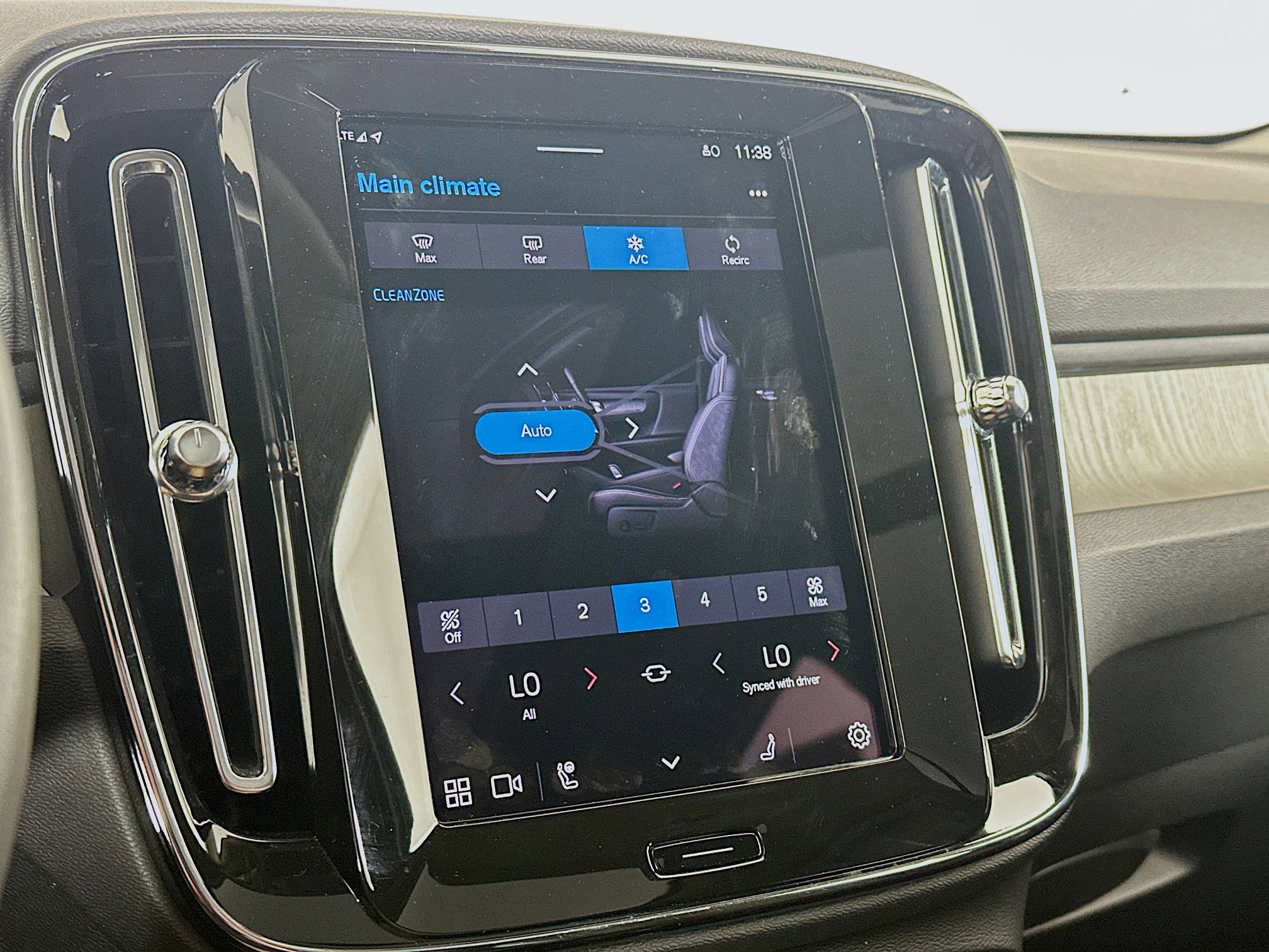 Used 2025 Volvo XC40 B5 Core image 24