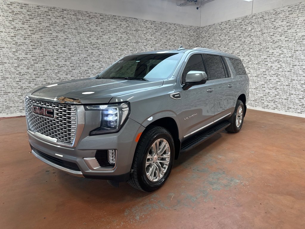 Used 2024 GMC Yukon XL SLT w/ SLT Luxury Package image 3
