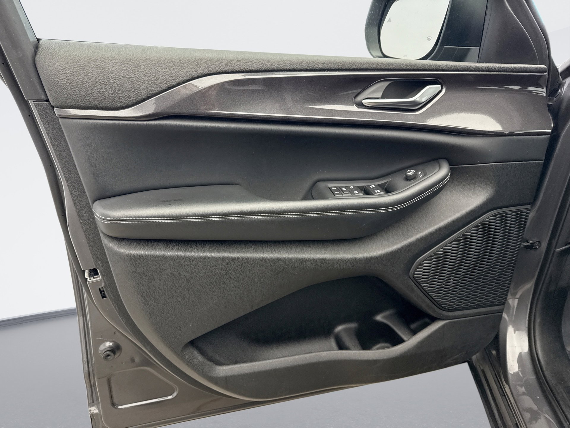 Used 2023 Jeep Grand Cherokee Laredo image 9