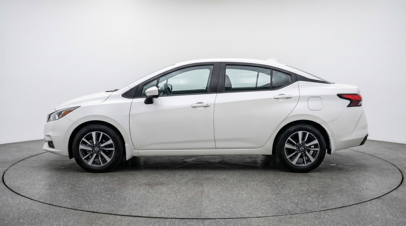 Used 2025 Nissan Versa SV FWD image 5