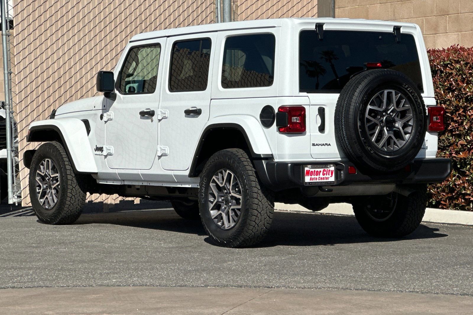 Used 2025 Jeep Wrangler Sahara image 6