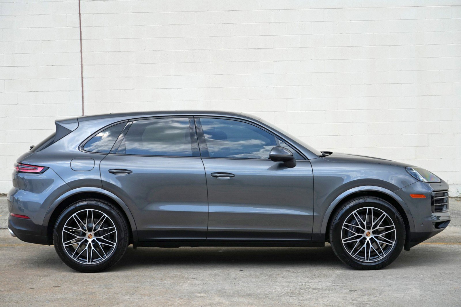 Used 2025 Porsche Cayenne AWD/4WD image 54
