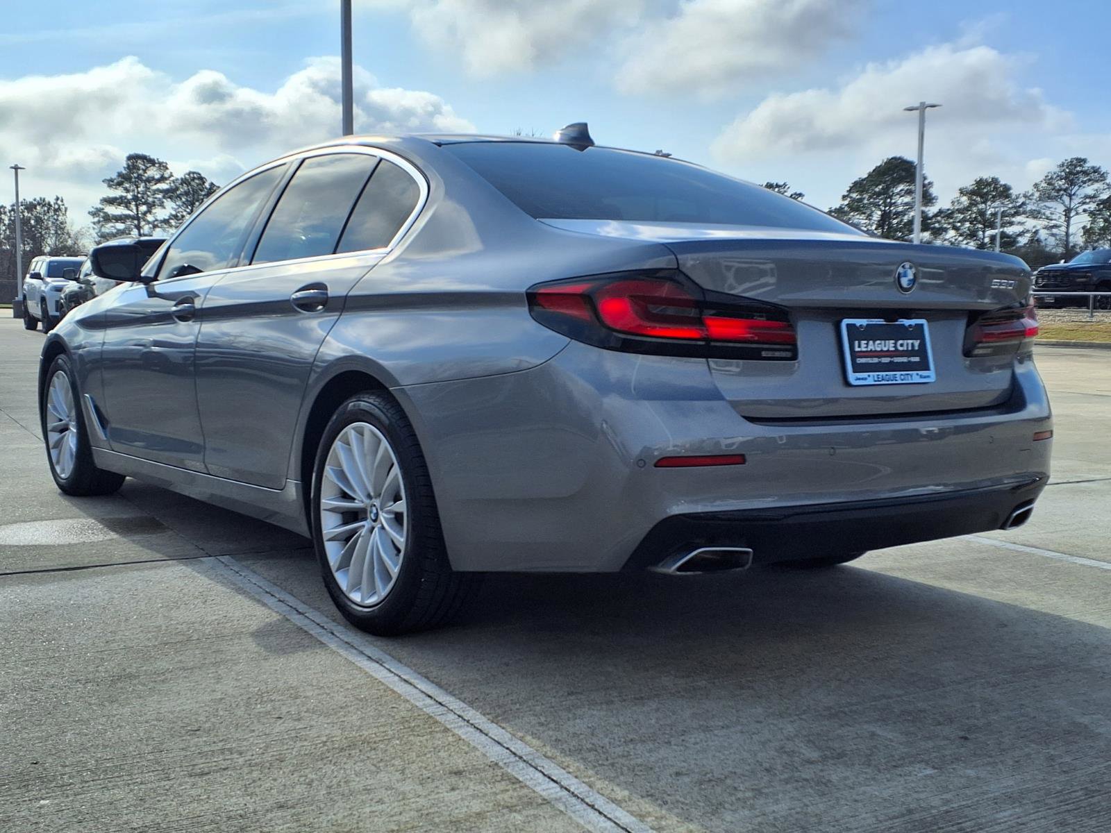 Used 2023 BMW 530i w/ Convenience Package image 2