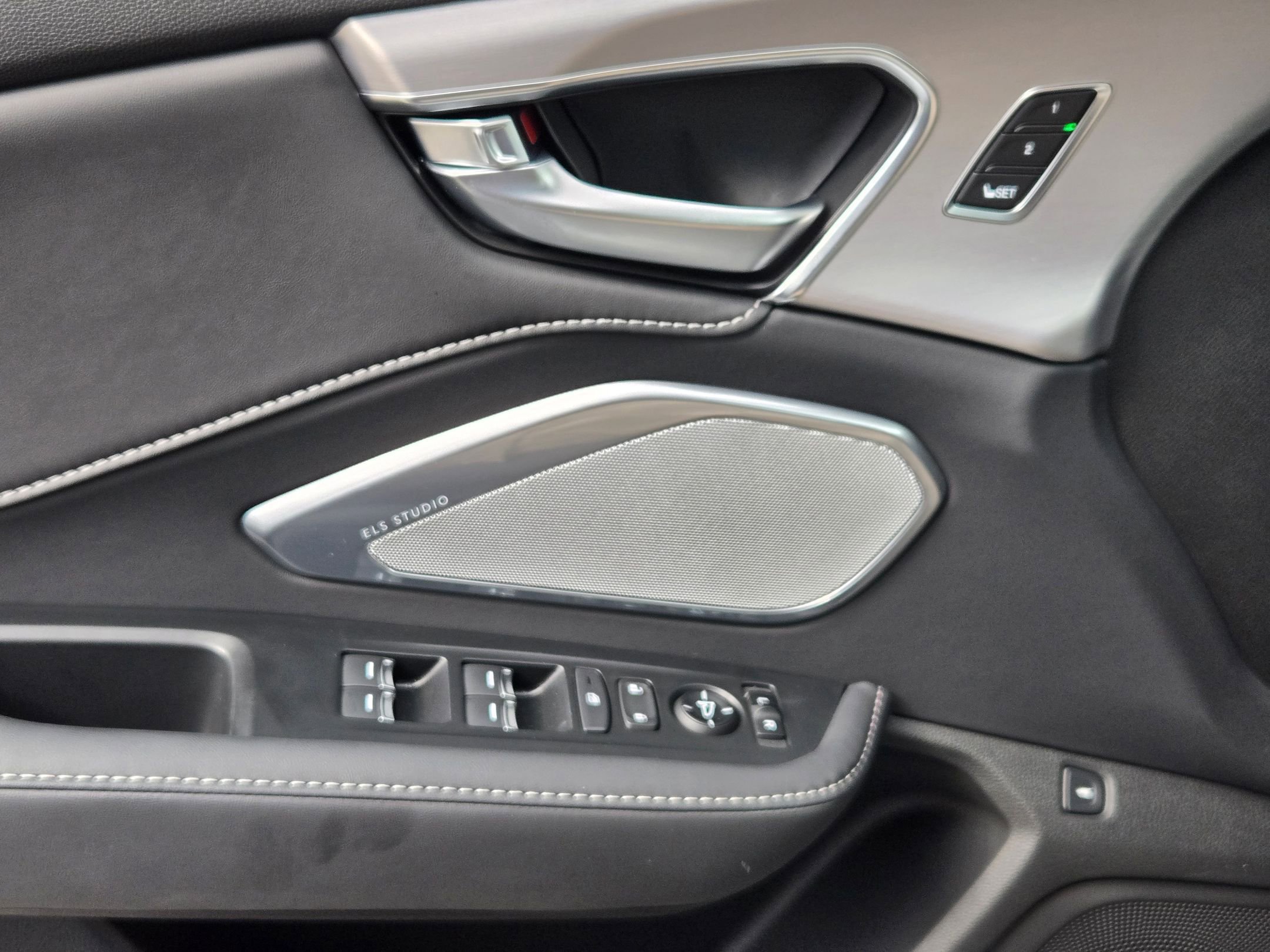 Used 2025 Acura RDX SH-AWD w/ Technology Package image 12
