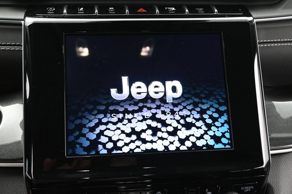 Used 2022 Jeep Grand Cherokee Laredo w/ Luxury Tech Group I AWD/4WD image 24