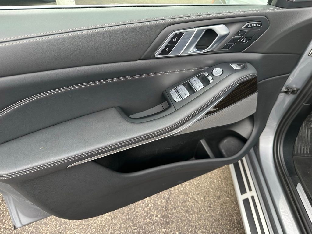 Used 2024 BMW X7 xDrive40i image 11