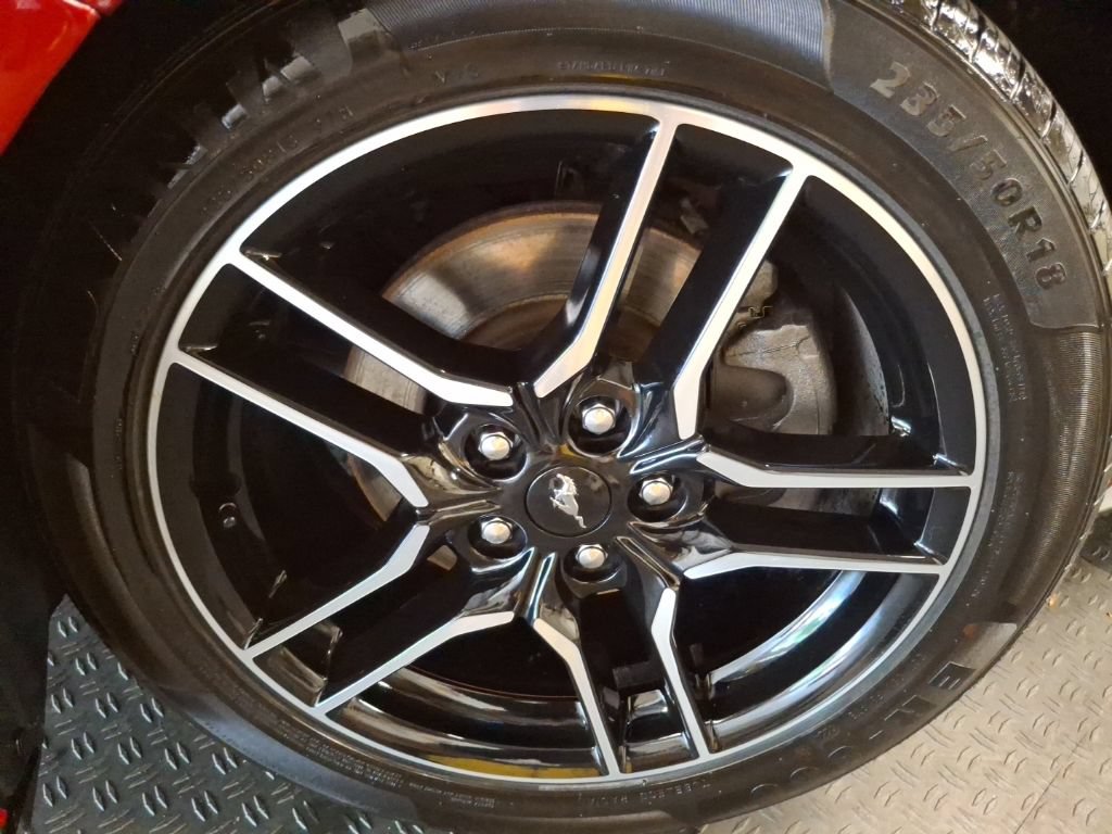 Used 2018 Ford Mustang Coupe RWD image 4