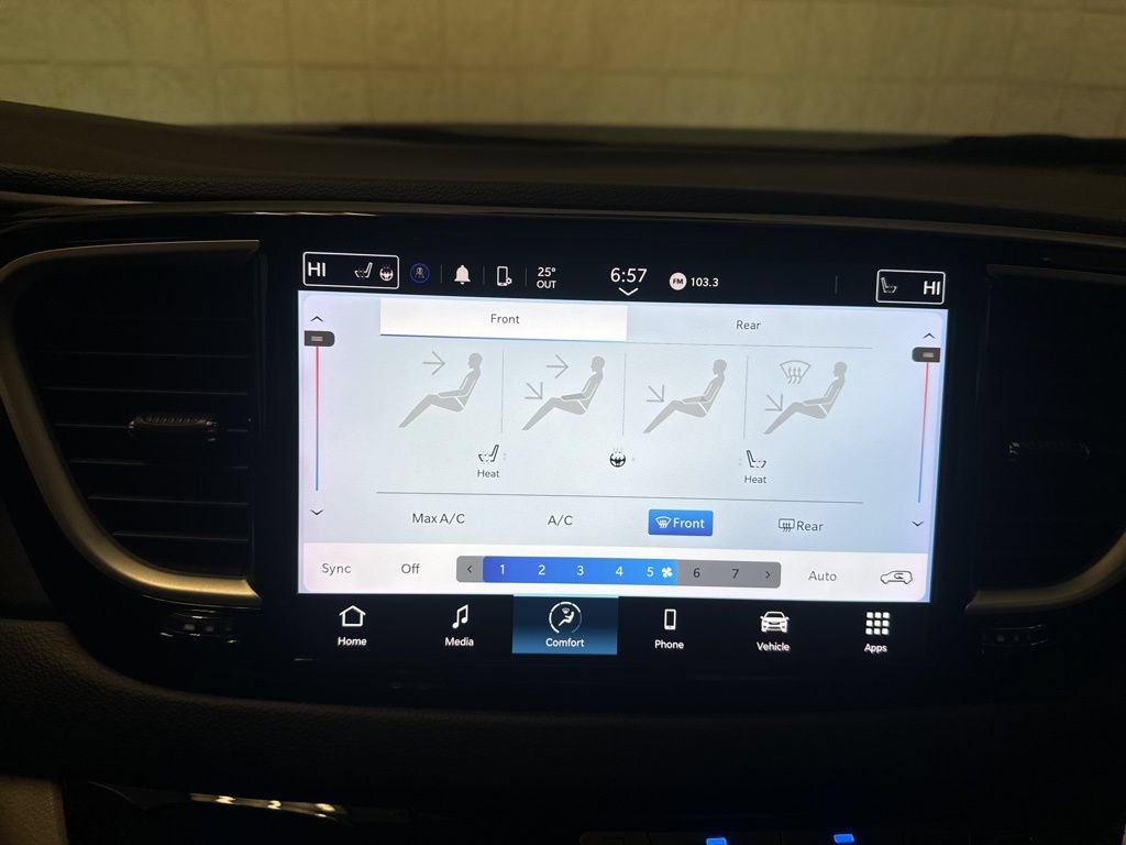 Used 2023 Chrysler Pacifica Touring-L FWD image 12