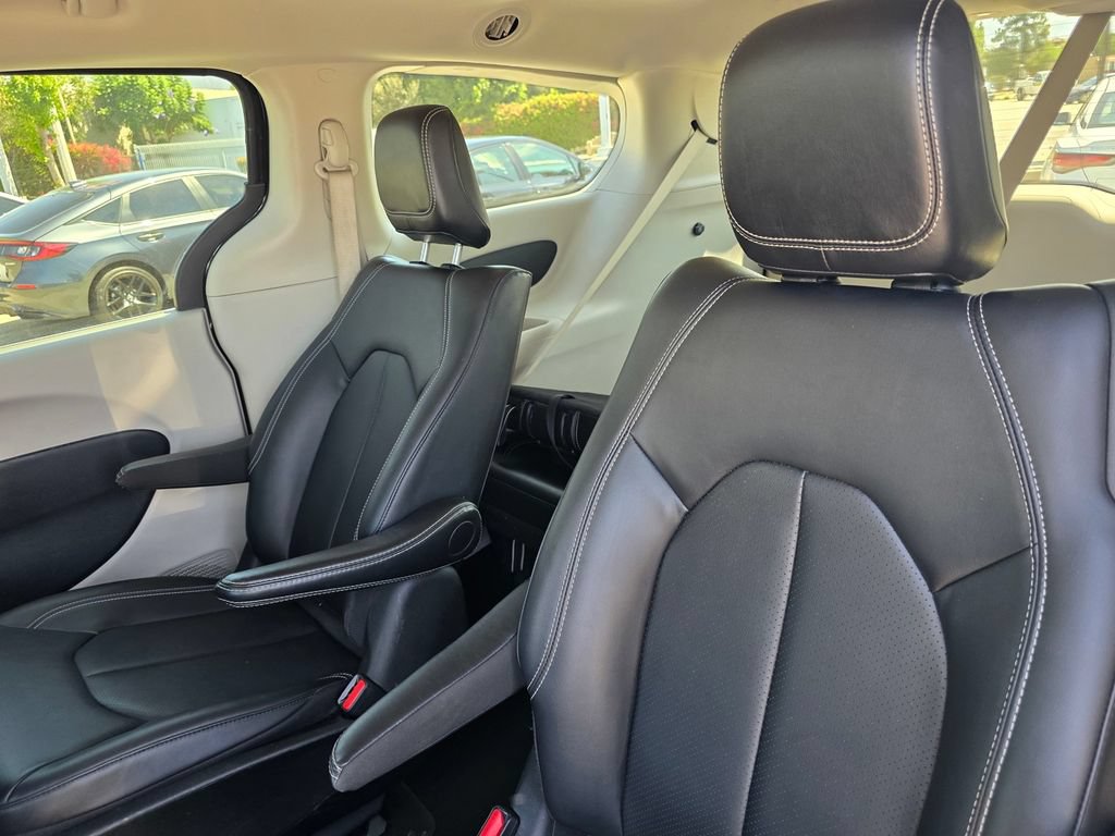 Certified 2024 Chrysler Pacifica Limited FWD image 16