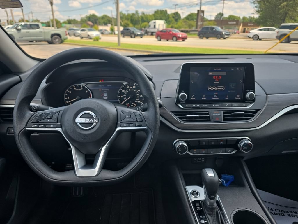 Used 2025 Nissan Altima 2.5 SV FWD image 12