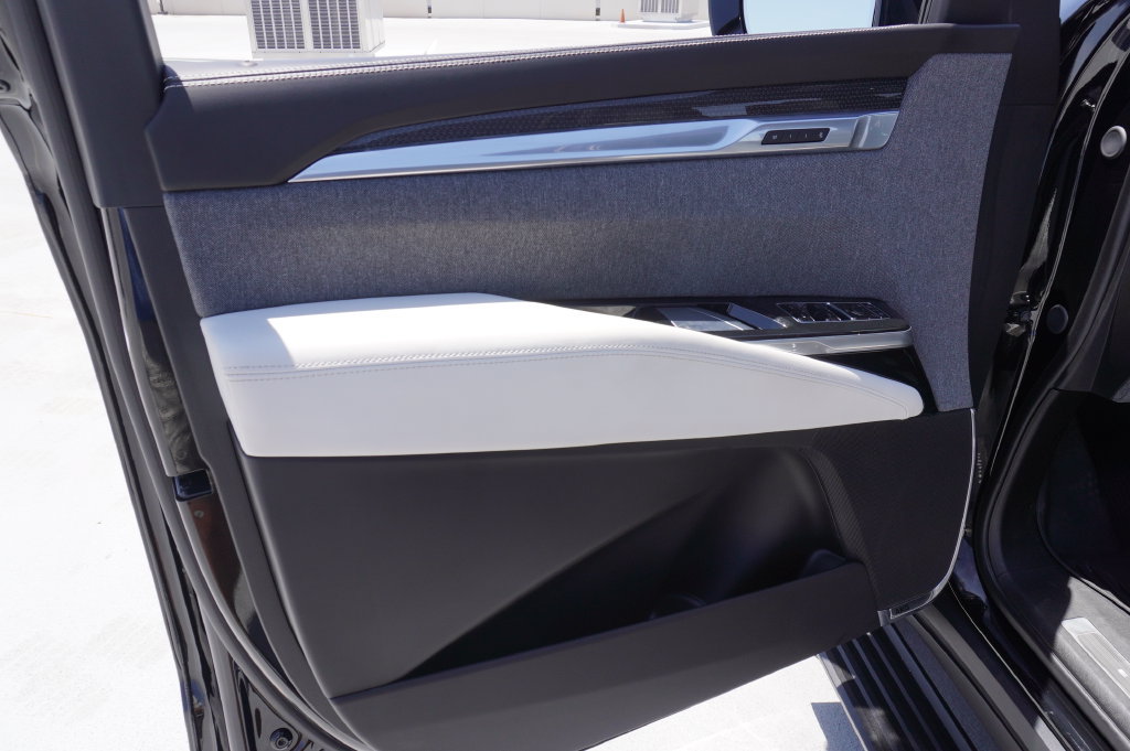 Certified 2025 Cadillac Escalade ESV V AWD/4WD image 19